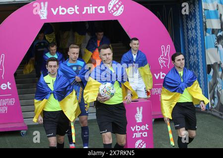 DNIPRO, UKRAINE - le 19 MAI 2024 - les arbitres sont arrivés sur le terrain avant le début du 29 match de la première League ukrainienne 2023/2024 entre le SC Dnipro-1 et le FC Shakhtar Donetsk à la Dnipro Arena, Dnipro, dans le centre de l'Ukraine. Banque D'Images
