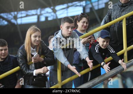 DNIPRO, UKRAINE - 19 MAI 2024 - de jeunes fans sont vus après le 29 match de la première League ukrainienne 2023/2024 entre le SC Dnipro-1 et le FC Shakhtar Donetsk à la Dnipro Arena, Dnipro, dans le centre de l'Ukraine. Banque D'Images