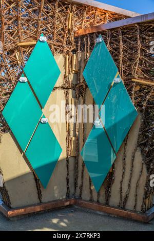 Petits panneaux solaires pour l'énergie solaire installés sur un mur de parc public pavillon, photovoltaïque, source d'électricité alternative. Concept de durabilité Banque D'Images