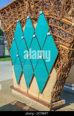 Petits panneaux solaires pour l'énergie solaire installés sur un mur de parc public pavillon, photovoltaïque, source d'électricité alternative. Concept de durabilité Banque D'Images
