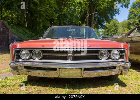 Stade, Allemagne – 11 mai 2024 : vue frontale à angle bas de la Chrysler 300 cabriolet rouge de 1966 exposée à la réunion et exposition Mopar Spring Fling Banque D'Images