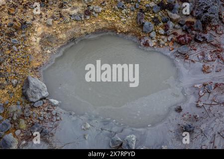 Pot de boue bouillonnante dans la zone géothermique de Seltun à Krysuvik, vue rapprochée, Islande. Banque D'Images
