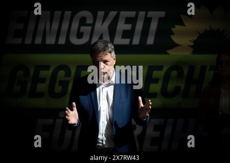 Robert Habeck, Europawahlkampfauftakt DEU, Deutschland, Allemagne, Berlin, 13.05.2024 Robert Habeck , Bundesminister fuer Wirtschaft und Klimaschutz, Vizekanzler, Buendnis 90 Die Gruenen , beim Wahlkampfauftakt der Gruenen zur Europawahl 2024 in Berlin Deutschland en : Robert Habeck , ministre fédéral de l'économie et de la protection du climat, Vice-chancelier, Alliance 90 les Verts, lors du lancement de la campagne du Parti Vert pour les élections européennes de 2024 à Berlin Allemagne *** Robert Habeck, lancement de la campagne électorale européenne DEU, Deutschland, Allemagne, Berlin, 13 05 2024 Robert Habeck , Federal Mini Banque D'Images