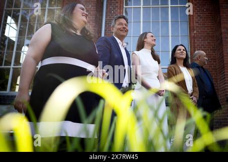 Baerbock, Reintke, Habeck, Europawahlkampfauftakt DEU, Deutschland, Allemagne, Berlin, 13.05.2024 Ricarda Lang , Co-Vorsitzende der Grünen in Deutschland, Robert Habeck , Bundesminister fuer Wirtschaft und Klimaschutz, Vizekanzler, Buendnis 90 Die Gruenen , Terry Reintke , Spitzenkandidatin der Gruenen fuer die Europawahl 2024, Annalena Baerbock , Bundesaussenministerin, Bundesterin des Amministigen Buendnis 90 Die Gruenen und Omid Nouripour , Co-Vorsitzender der Grünen in Deutschland v.l.n.r. beim Wahlkampfauftakt der Gruenen zur Europawahl 2024 in Berlin Deutschland en : Ricarda LAN Banque D'Images