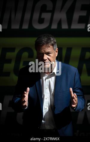 Robert Habeck, Europawahlkampfauftakt DEU, Deutschland, Allemagne, Berlin, 13.05.2024 Robert Habeck , Bundesminister fuer Wirtschaft und Klimaschutz, Vizekanzler, Buendnis 90 Die Gruenen , beim Wahlkampfauftakt der Gruenen zur Europawahl 2024 in Berlin Deutschland en : Robert Habeck , ministre fédéral de l'économie et de la protection du climat, Vice-chancelier, Alliance 90 les Verts, lors du lancement de la campagne du Parti Vert pour les élections européennes de 2024 à Berlin Allemagne *** Robert Habeck, lancement de la campagne électorale européenne DEU, Deutschland, Allemagne, Berlin, 13 05 2024 Robert Habeck , Federal Mini Banque D'Images