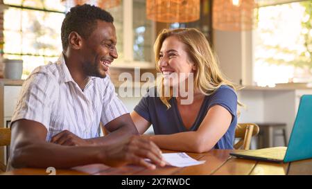 Lettre d'ouverture du couple excité avec Good News at Home Banque D'Images