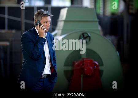 Robert Habeck, Europawahlkampfauftakt DEU, Deutschland, Allemagne, Berlin, 13.05.2024 Robert Habeck , Bundesminister fuer Wirtschaft und Klimaschutz, Vizekanzler, Buendnis 90 Die Gruenen , telefoniert beim Wahlkampfauftakt der Gruenen zur Europawahl 2024 in Berlin Deutschland en: Robert Habeck , ministre fédéral de l'économie et de la protection du climat, vice-chancelier, Alliance 90 les Verts, lors du lancement de la campagne du Parti vert pour les élections européennes de 2024 à Berlin Allemagne *** Robert Habeck, lancement de la campagne électorale européenne DEU, Deutschland, Allemagne, Berlin, 13 05 2024 Robert Habeck , Banque D'Images