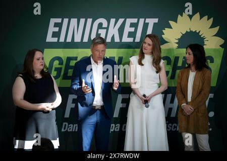 Baerbock, Reintke, Habeck, Europawahlkampfauftakt DEU, Deutschland, Allemagne, Berlin, 13.05.2024 Ricarda Lang , Co-Vorsitzende der Grünen in Deutschland, Robert Habeck , Bundesminister fuer Wirtschaft und Klimaschutz, Vizekanzler, Buendnis 90 Die Gruenen , Terry Reintke , Spitzenkandidatin der Gruenen fuer die Europawahl 2024, und Annalena Baerbock , Bundesaussenministerin, Bundesministerin des Amwaertiaertigen Buendnis 90 Die Gruenen v.l.n.r. beim Wahlkampfauftakt der Gruenen zur Europawahl 2024 in Berlin Deutschland en : Ricarda Lang , co-leader du parti Verts allemand, Robert Habeck , Fede Banque D'Images