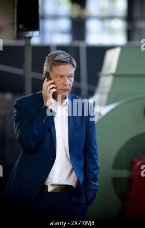 Robert Habeck, Europawahlkampfauftakt DEU, Deutschland, Allemagne, Berlin, 13.05.2024 Robert Habeck , Bundesminister fuer Wirtschaft und Klimaschutz, Vizekanzler, Buendnis 90 Die Gruenen , telefoniert beim Wahlkampfauftakt der Gruenen zur Europawahl 2024 in Berlin Deutschland en: Robert Habeck , ministre fédéral de l'économie et de la protection du climat, vice-chancelier, Alliance 90 les Verts, lors du lancement de la campagne du Parti vert pour les élections européennes de 2024 à Berlin Allemagne *** Robert Habeck, lancement de la campagne électorale européenne DEU, Deutschland, Allemagne, Berlin, 13 05 2024 Robert Habeck , Banque D'Images