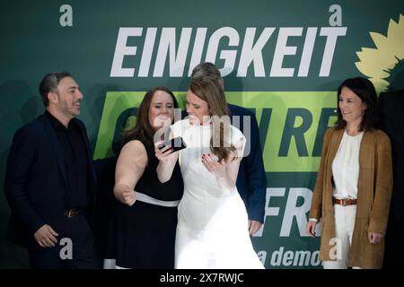 Baerbock, Reintke, Habeck, Europawahlkampfauftakt DEU, Deutschland, Allemagne, Berlin, 13.05.2024 Selfie : Sergey Lagodinsky , Kandidat der deutschen Grünen BEI der Europawahl, Ricarda Lang , Co-Vorsitzende der Grünen in Deutschland, Terry Reintke , Spitzenkandidatin der Gruenen fuer die Europawahl 2024, Robert Habeck , Bundesminister fuer Wirtschaft und Klimaschutz, Vizekanzler, Buendnis 90 Die Gruenen , und Annalena Baerbock , Bundesaussenministerin, Bundesministerin des Auswaertigen AMTES, Buendnis 90 Die Gruenen v.l.n.r. beim Wahlkampfauftakt der Gruenen zur Europawahl 2024 in Berlin Deutsch Banque D'Images