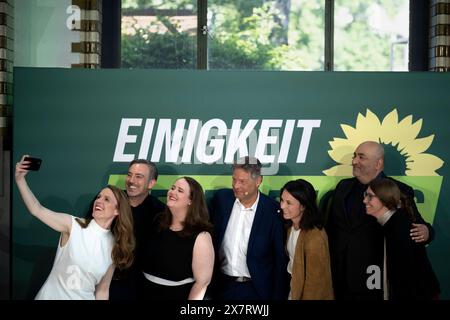 Baerbock, Reintke, Habeck, Europawahlkampfauftakt DEU, Deutschland, Allemagne, Berlin, 13.05.2024 Selfie : Terry Reintke , Spitzenkandidatin der Gruenen fuer die Europawahl 2024, Sergey Lagodinsky , Kandidat der deutschen Grünen BEI der Europawahl, Ricarda Lang , Co-Vorsitzende der Grünen in Deutschland, Robert Habeck , Bundesminister fuer Wirtschaft und Klimaschutz, Vizekanzler, Buendnis 90 Die Gruenbock , Annalena Bundesaussenministerin, Bundesministerin des Auswaertigen AMTES, Buendnis 90 Die Gruenen und und und Omid Nouripour , Co-Vorsitzender der Grünen in Deutschland v.l.n.r. beim Wah Banque D'Images