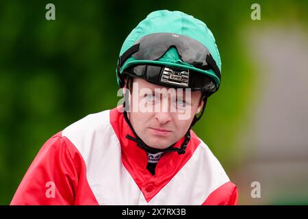 Jockey Adam Farragher devant la fièvre d'Abba 6 juillet Réservez maintenant handicap à l'hippodrome de Nottingham. Date de la photo : mardi 21 mai 2024. Banque D'Images