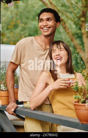 Un homme et une femme de différentes races debout ensemble dans un camping-car lors d'une escapade romantique. Banque D'Images