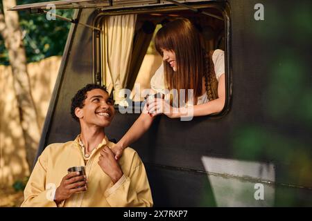 Un homme et une femme sont assis ensemble dans un train, profondément dans la conversation, alors qu'ils se dirigent vers leur destination. Banque D'Images