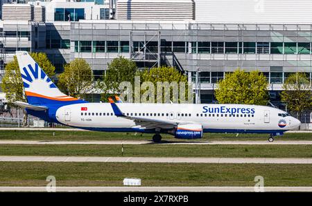 Munich, Allemagne, 6 avril 2024 : un taxi SunExpress Boeing 737-86J jusqu'à la piste de l'aéroport de Munich. Enregistrement TC-SON. (Photo de Andreas Haas/dieBildm Banque D'Images