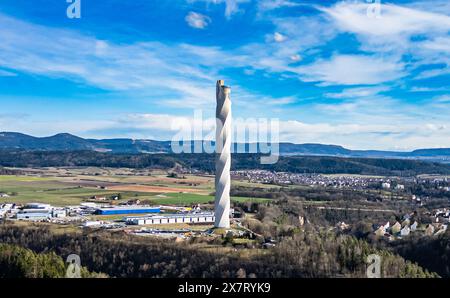 Rottweil, Allemagne, 2 mars 2024 : la tour d'essai de 246 mètres de hauteur a été construite par ThyssenKrupp entre 2014 et 2017. Derrière elle se trouve la ville de Rottwei Banque D'Images