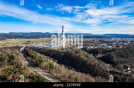 Rottweil, Allemagne, 2 mars 2024 : la tour d'essai de 246 mètres de hauteur a été construite par ThyssenKrupp entre 2014 et 2017. Derrière elle se trouve la ville de Rottwei Banque D'Images