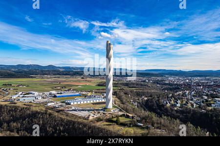 Rottweil, Allemagne, 2 mars 2024 : la tour d'essai de 246 mètres de hauteur a été construite par ThyssenKrupp entre 2014 et 2017. Derrière elle se trouve la ville de Rottwei Banque D'Images