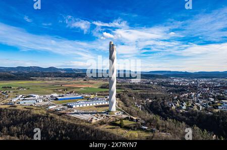 Rottweil, Allemagne, 2 mars 2024 : la tour d'essai de 246 mètres de hauteur a été construite par ThyssenKrupp entre 2014 et 2017. Derrière elle se trouve la ville de Rottwei Banque D'Images