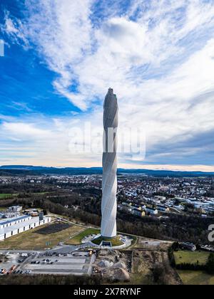 Rottweil, Allemagne, 2 mars 2024 : la tour d'essai de 246 mètres de hauteur a été construite par ThyssenKrupp entre 2014 et 2017. Derrière elle se trouve la ville de Rottwei Banque D'Images