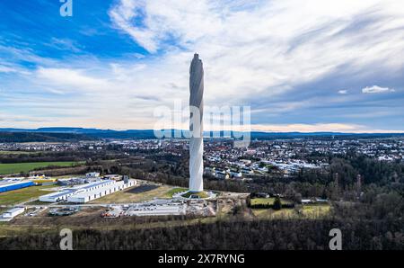 Rottweil, Allemagne, 2 mars 2024 : la tour d'essai de 246 mètres de hauteur a été construite par ThyssenKrupp entre 2014 et 2017. Derrière elle se trouve la ville de Rottwei Banque D'Images