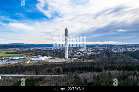 Rottweil, Allemagne, 2 mars 2024 : la tour d'essai de 246 mètres de hauteur a été construite par ThyssenKrupp entre 2014 et 2017. Derrière elle se trouve la ville de Rottwei Banque D'Images