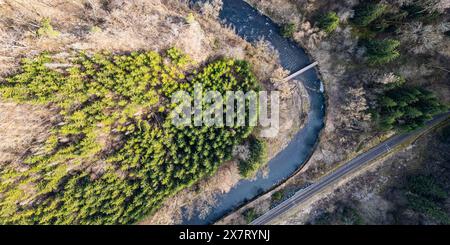 Rottweil, Allemagne, 2 mars 2024 : vue sur la rivière Neckar et la ligne de chemin de fer qui la longe. (Photo Andreas Haas/dieBildmanufaktur) Banque D'Images