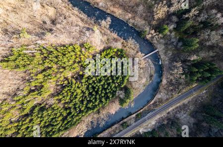 Rottweil, Allemagne, 2 mars 2024 : vue sur la rivière Neckar et la ligne de chemin de fer qui la longe. (Photo Andreas Haas/dieBildmanufaktur) Banque D'Images