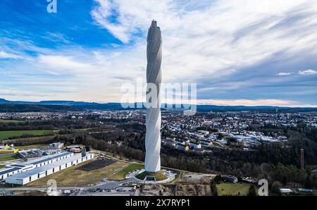 Rottweil, Allemagne, 2 mars 2024 : la tour d'essai de 246 mètres de hauteur a été construite par ThyssenKrupp entre 2014 et 2017. Derrière elle se trouve la ville de Rottwei Banque D'Images