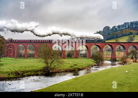 L'Union de l'Afrique du Sud avec le Winter Cumbrian Express croise le viaduc de Whalley Arches sous la pluie tardive. 60009 Union sud-africaine. Banque D'Images