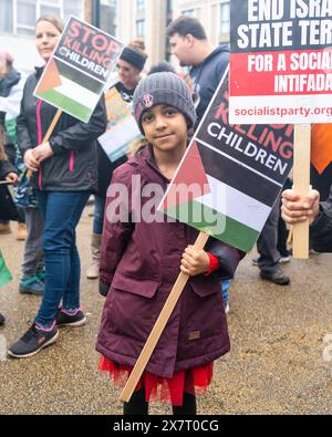 Une jeune fille participe à la manifestation Pro Palestine , le 16 décembre 2023, à Southampton, Royaume-Uni Banque D'Images