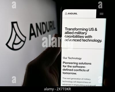 Personne tenant le téléphone portable avec la page Web de la société de technologie de défense américaine Anduril Industries Inc devant le logo. Concentrez-vous sur le centre de l'écran du téléphone. Banque D'Images