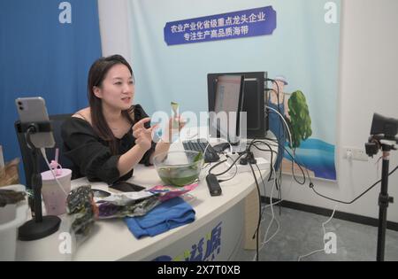 (240521) -- FUZHOU, 21 mai 2024 (Xinhua) -- Un livestreamer fait la promotion de produits de varech via le livestreaming dans le comté de Xiapu, dans la province du Fujian, au sud-est de la Chine, le 8 mai 2024. Située au bord de la mer de Chine orientale, la province du Fujian possède une superficie de 136 000 km carrés, un littoral accidenté et de nombreuses baies et îles, ce qui en fait un lieu idéal pour le développement de la mariculture. Au fil des ans, le Fujian s'est concentré sur l'augmentation des approvisionnements alimentaires de haute qualité pour la pêche marine et sur l'accélération de la modernisation de la mariculture tout en protégeant l'environnement écologique marin. En 2023, la production de mariculture du Fujian était proche Banque D'Images