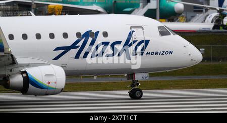 Everett, WA, États-Unis - 21 février 2024 ; Alaska Airlines Horizon Air Embraer ERJ 175 nez avec logo sur la piste Banque D'Images