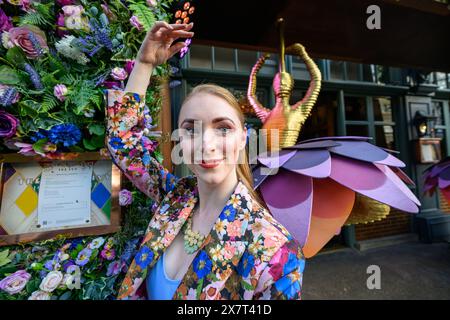 Londres, Royaume-Uni, 20 mai 2024, Chelsea in Bloom a commencé le 20 mai et s'est terminé le 26 ; le thème de cette année est les fêtes florales. Les entreprises de la région décorent leurs façades de magasins avec de beaux motifs floraux. Il coïncide avec le Chelsea Flower Show. Saskia Jiggens a visité les fleurs le jour de l'ouverture., Andrew Lalchan Photography/Alamy Live News Banque D'Images