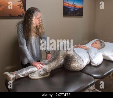 Monterey, Californie, États-Unis 22 avril 2024 récupération de remplacement de hanche. Instructeur de physio post-opératoire, aide une patiente avec son rétablissement Banque D'Images