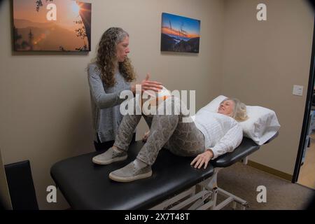 Monterey, Californie, États-Unis 22 avril 2024 récupération de remplacement de hanche. Instructeur de physio post-opératoire, aide une patiente avec son rétablissement Banque D'Images