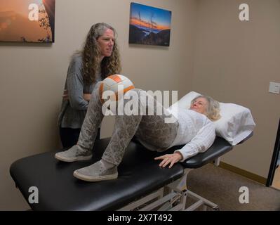 Monterey, Californie, États-Unis 22 avril 2024 récupération de remplacement de hanche. Instructeur de physio post-opératoire, aide une patiente avec son rétablissement Banque D'Images