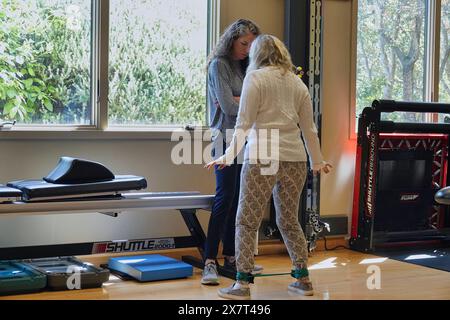 Monterey, Californie, États-Unis 22 avril 2024 récupération de remplacement de hanche. Instructeur de physio post-opératoire, aide une patiente avec son rétablissement Banque D'Images