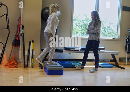 Monterey, Californie, États-Unis 22 avril 2024 récupération de remplacement de hanche. Instructeur de physio post-opératoire, aide une patiente avec son rétablissement Banque D'Images