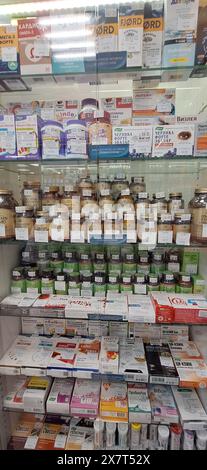 Bobruisk, Biélorussie - 1er mai 2024 : étagères remplies d'un large éventail de compléments alimentaires, vitamines et produits de santé dans une vitrine claire wi Banque D'Images