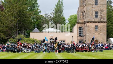 19 mai 2024. Gordon Castle Highland Games, Fochabers, Moray, Écosse. Il s'agit des groupes de Pipe massés se produisant dans l'arène de l'événement. Banque D'Images