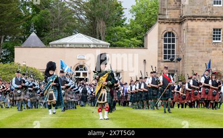 19 mai 2024. Gordon Castle Highland Games, Fochabers, Moray, Écosse. Il s'agit des groupes de Pipe massés se produisant dans l'arène de l'événement. Banque D'Images