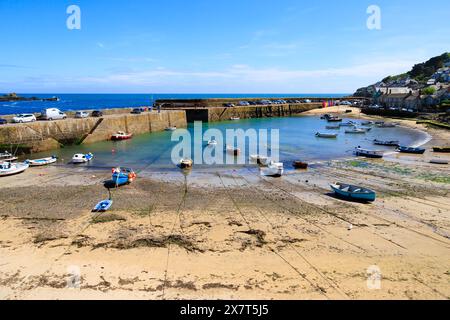 Bateaux dans le port à mi-marée, plage et chaînes d'amarrage. Le pittoresque village de pêcheurs de Mousehole, Cornouailles, West Country, Angleterre Banque D'Images