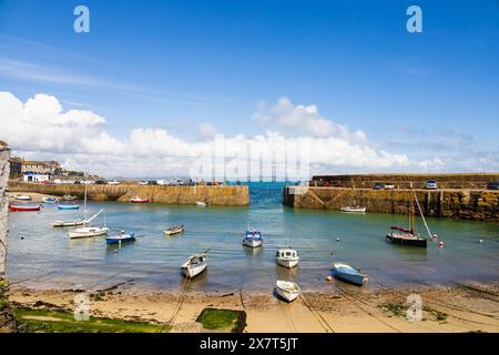 Bateaux dans le port à mi-marée, plage et chaînes d'amarrage. Le pittoresque village de pêcheurs de Mousehole, Cornouailles, West Country, Angleterre Banque D'Images