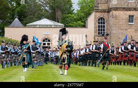 19 mai 2024. Gordon Castle Highland Games, Fochabers, Moray, Écosse. Il s'agit des groupes de Pipe massés se produisant dans l'arène de l'événement. Banque D'Images