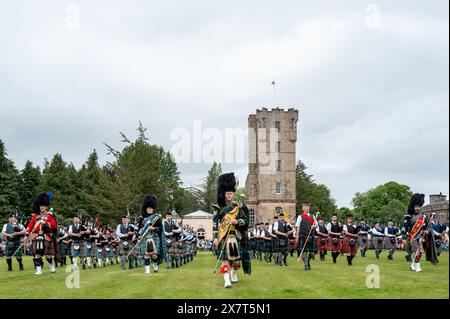 19 mai 2024. Gordon Castle Highland Games, Fochabers, Moray, Écosse. Il s'agit des groupes de Pipe massés se produisant dans l'arène de l'événement. Banque D'Images