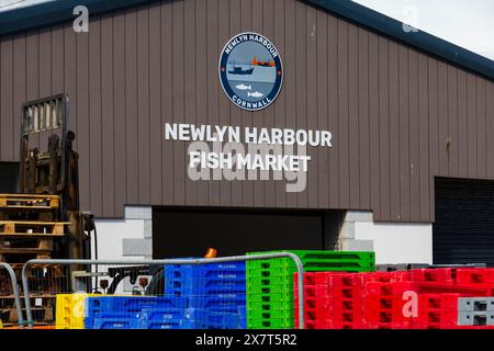 Bâtiment du marché aux poissons du port de Newlyn avec des caisses colorées à l'extérieur., Cornwall, West Country, Angleterre Banque D'Images