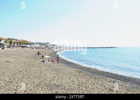 Plage de sable et mer bleue sur le front de mer, Marina di Cecina, Cecina, Livourne, Toscane, Italie Banque D'Images