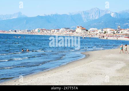 Vacanciers sur plage de sable, Viareggio, Lucques, Toscane, Italie Banque D'Images